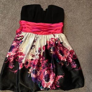 Short dress w/ cute neckline and tie bow in the back